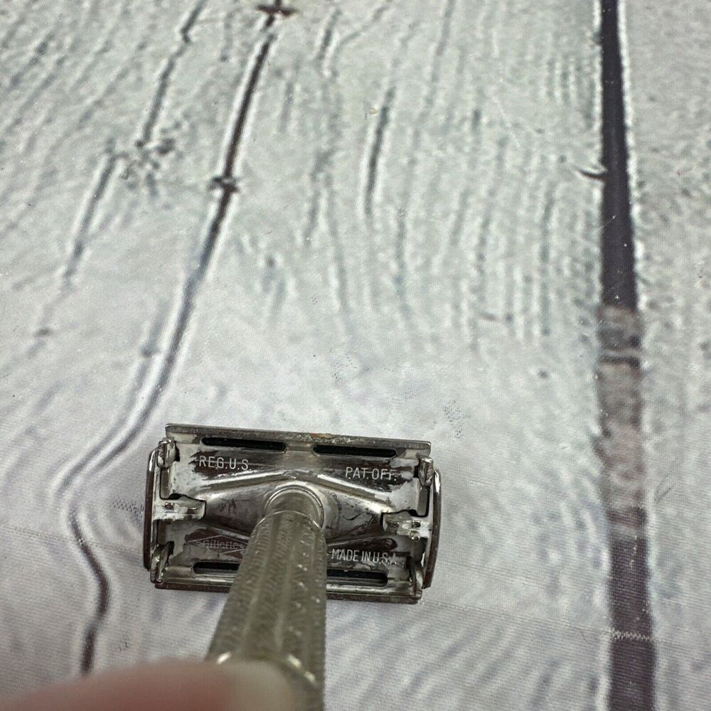 VINTAGE‎ Gillette Safety Razor With Blade - Picture 5 of 9